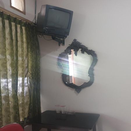 Oyo Life 2090 Ratna Backpacker Syariah Hotell Probolinggo Exteriör bild