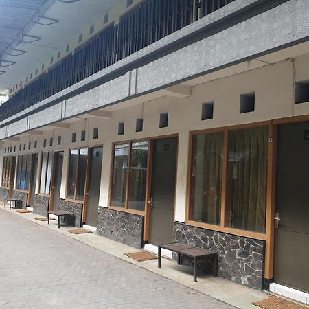 Oyo Life 2090 Ratna Backpacker Syariah Hotell Probolinggo Exteriör bild