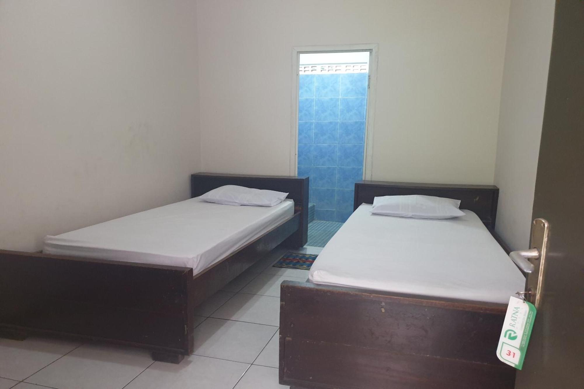 Oyo Life 2090 Ratna Backpacker Syariah Hotell Probolinggo Exteriör bild