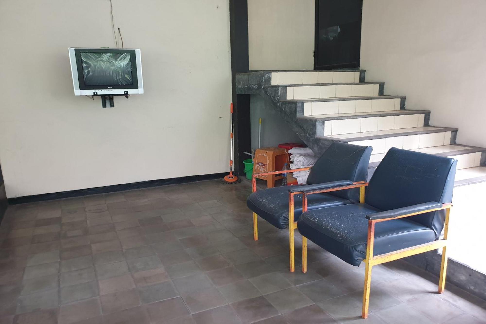 Oyo Life 2090 Ratna Backpacker Syariah Hotell Probolinggo Exteriör bild