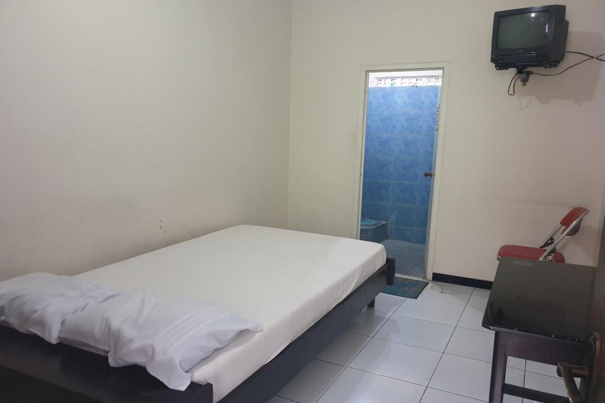 Oyo Life 2090 Ratna Backpacker Syariah Hotell Probolinggo Exteriör bild
