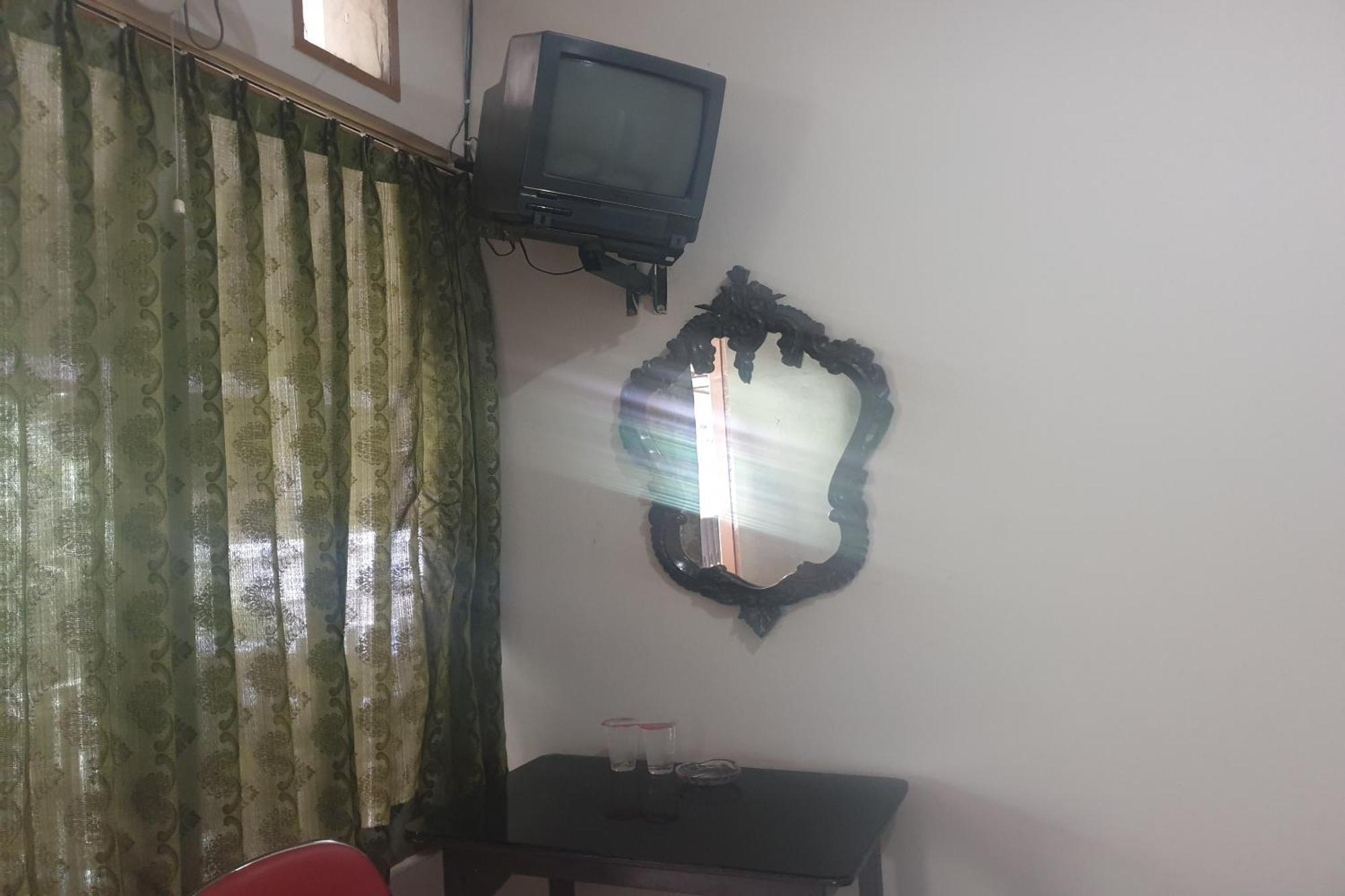 Oyo Life 2090 Ratna Backpacker Syariah Hotell Probolinggo Exteriör bild