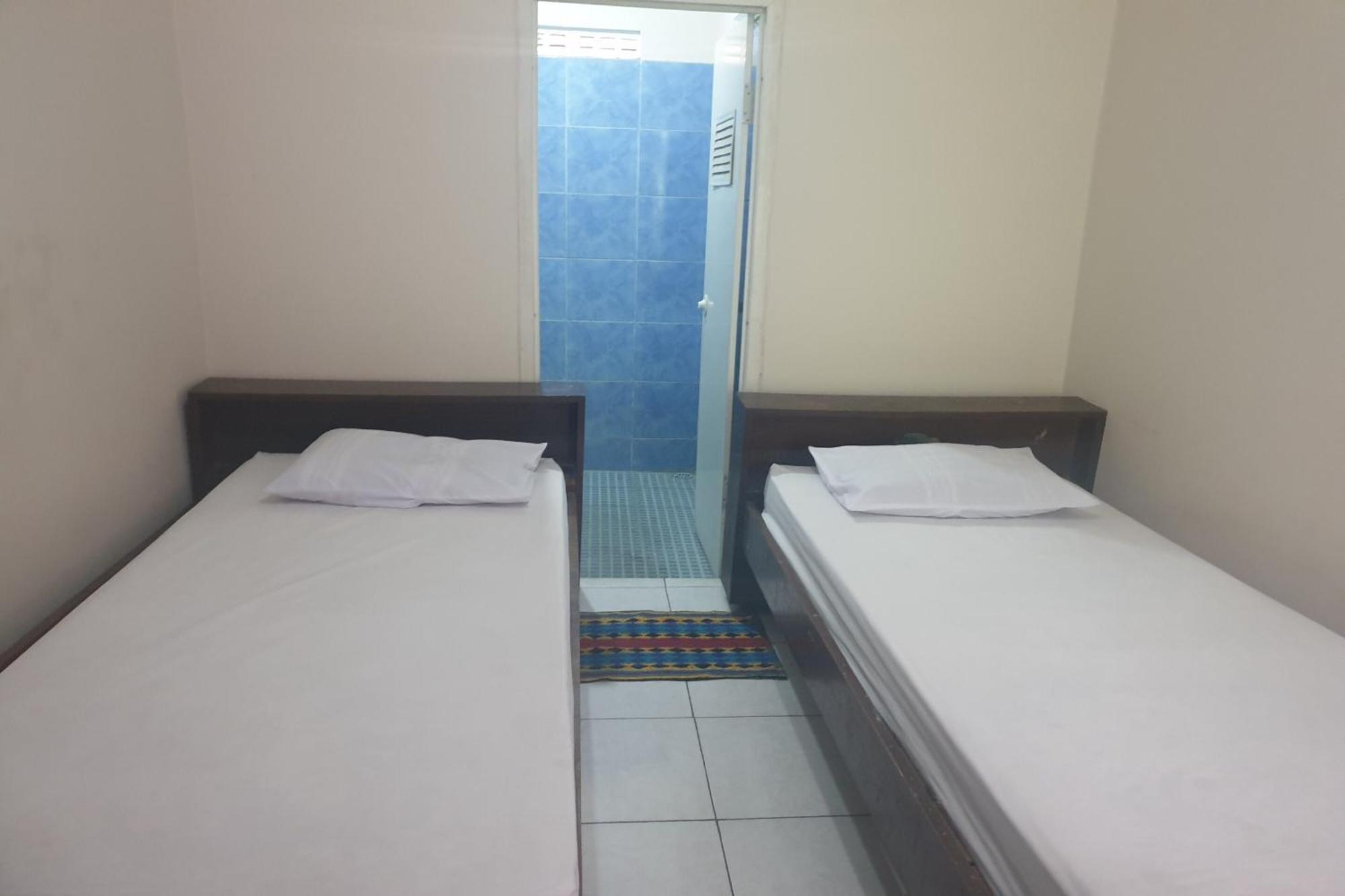 Oyo Life 2090 Ratna Backpacker Syariah Hotell Probolinggo Exteriör bild