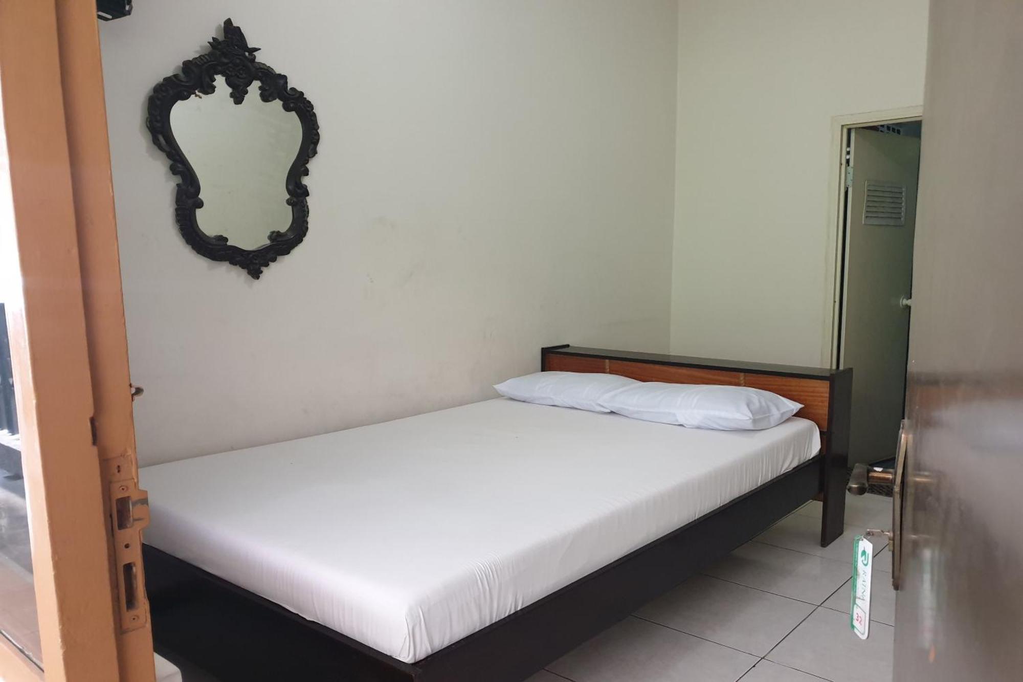 Oyo Life 2090 Ratna Backpacker Syariah Hotell Probolinggo Exteriör bild