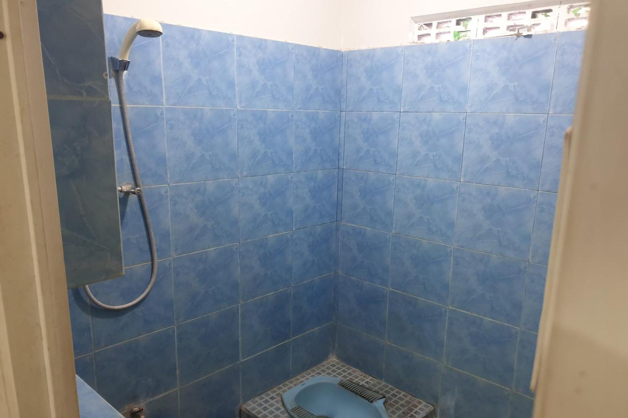 Oyo Life 2090 Ratna Backpacker Syariah Hotell Probolinggo Exteriör bild