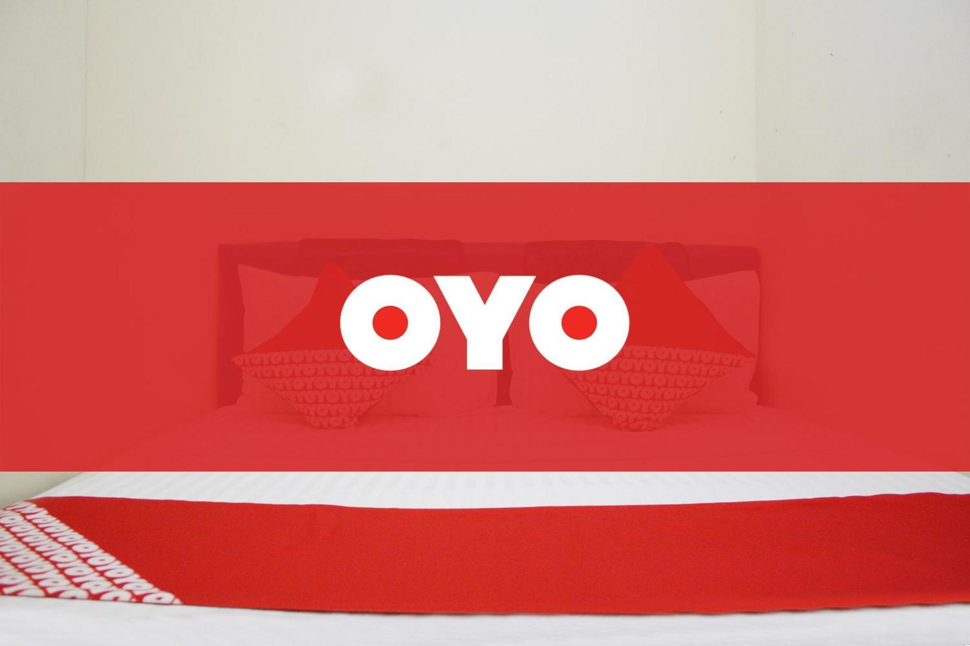 Oyo Life 2090 Ratna Backpacker Syariah Hotell Probolinggo Exteriör bild