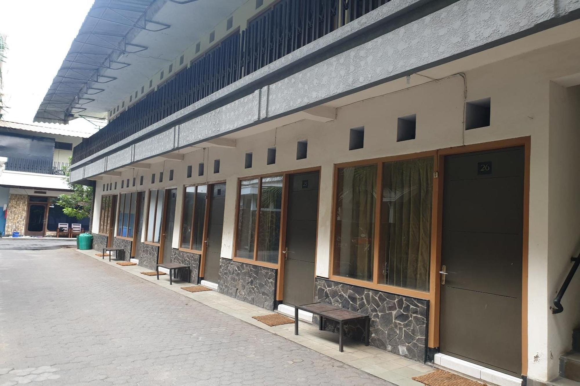 Oyo Life 2090 Ratna Backpacker Syariah Hotell Probolinggo Exteriör bild