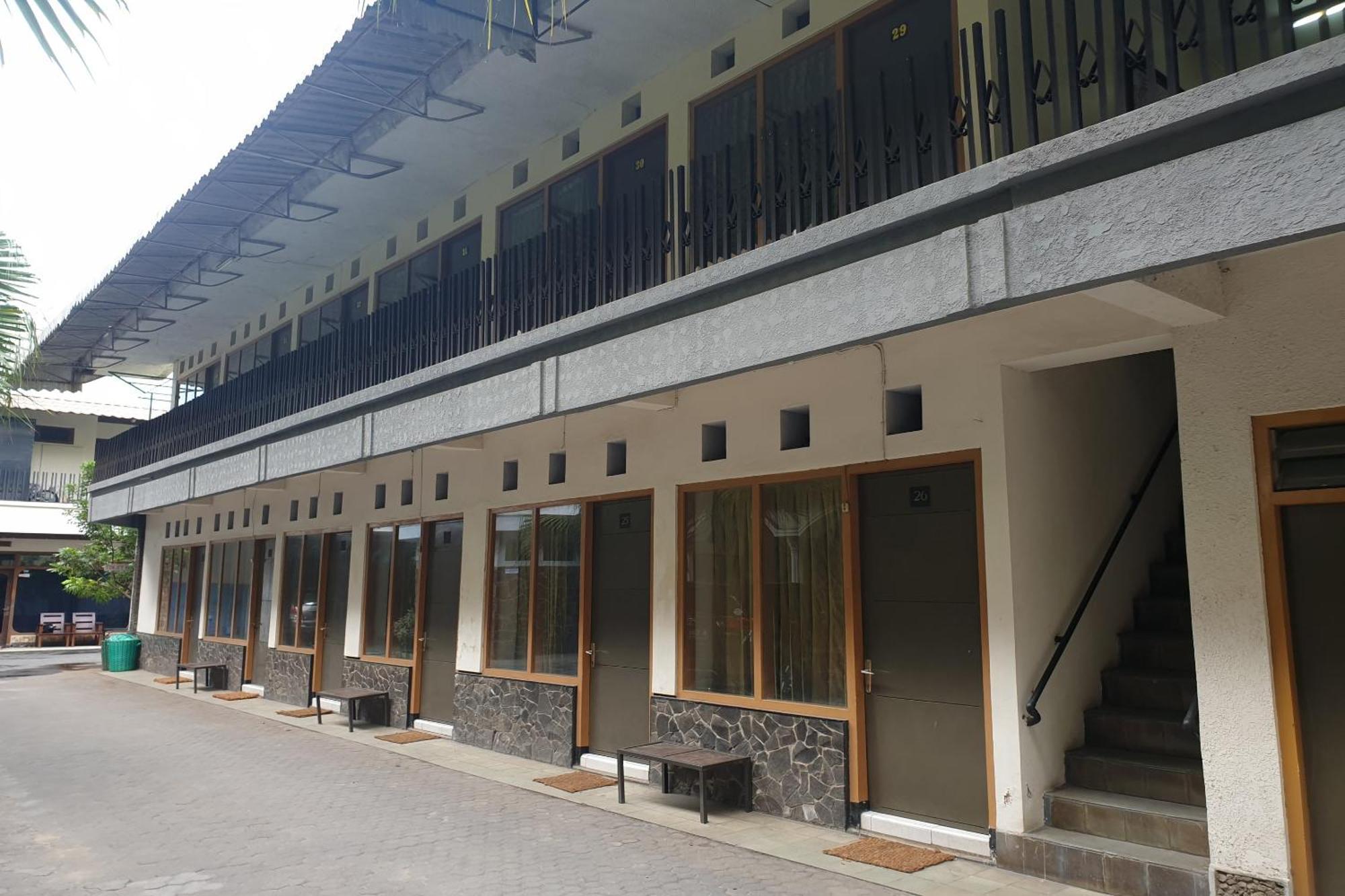 Oyo Life 2090 Ratna Backpacker Syariah Hotell Probolinggo Exteriör bild