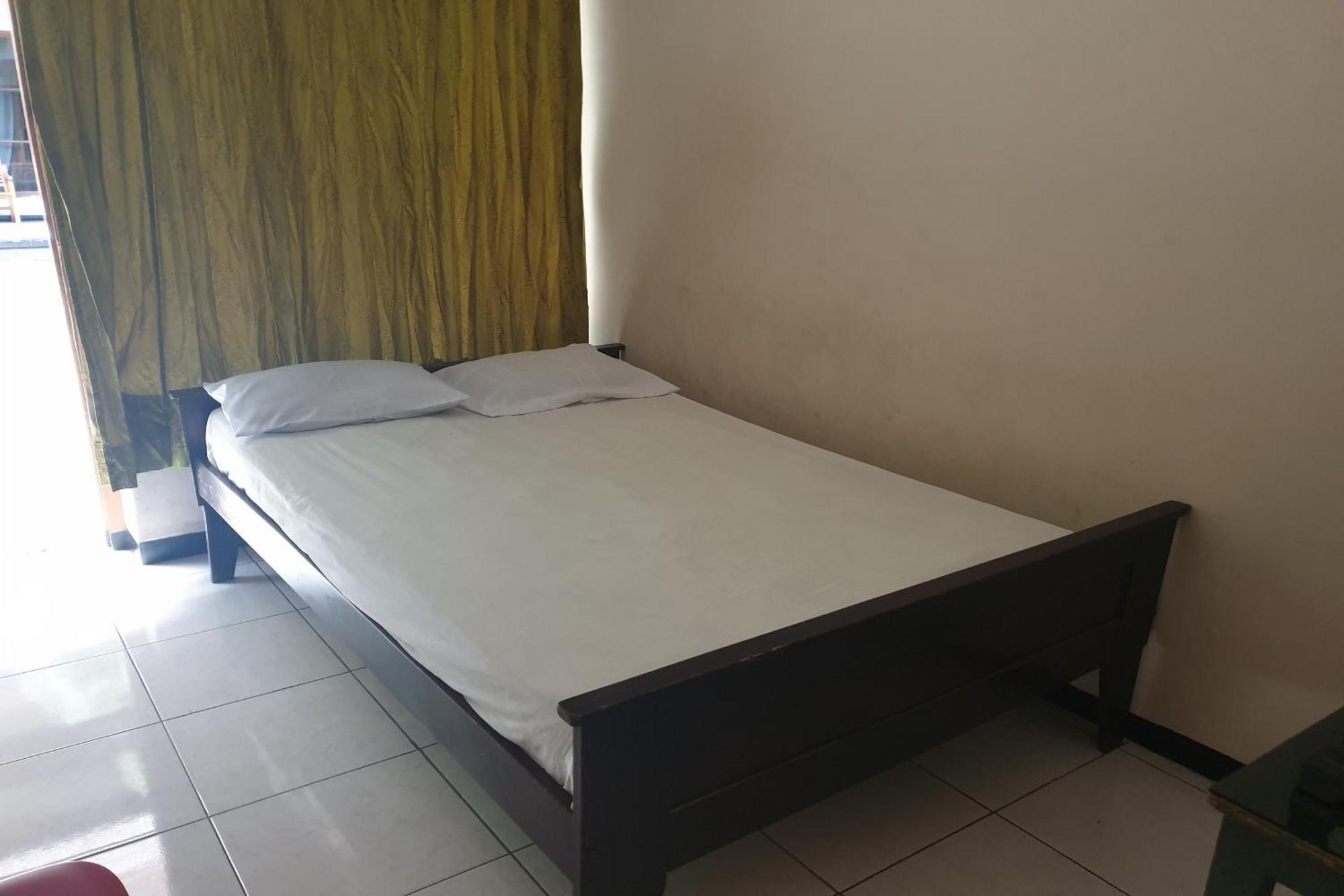 Oyo Life 2090 Ratna Backpacker Syariah Hotell Probolinggo Exteriör bild